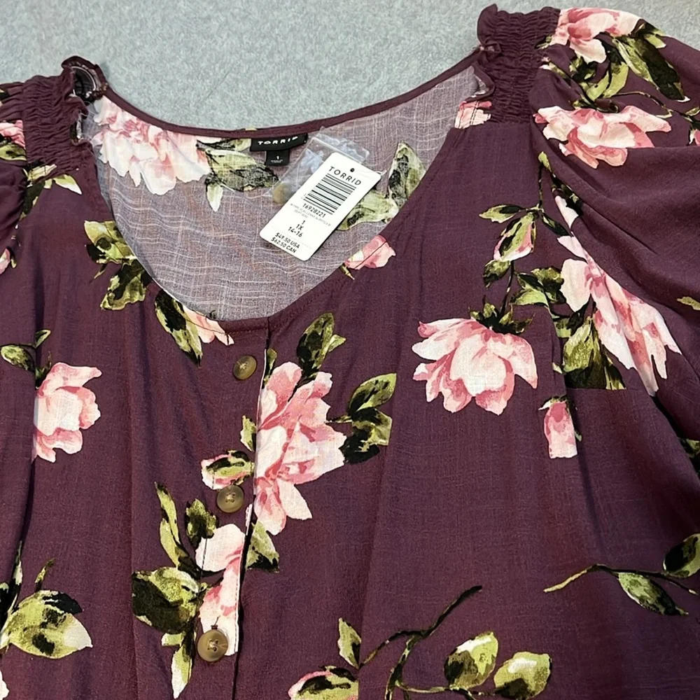 New Torrid Button Front Floral Top Size 1X Flowy Tunic